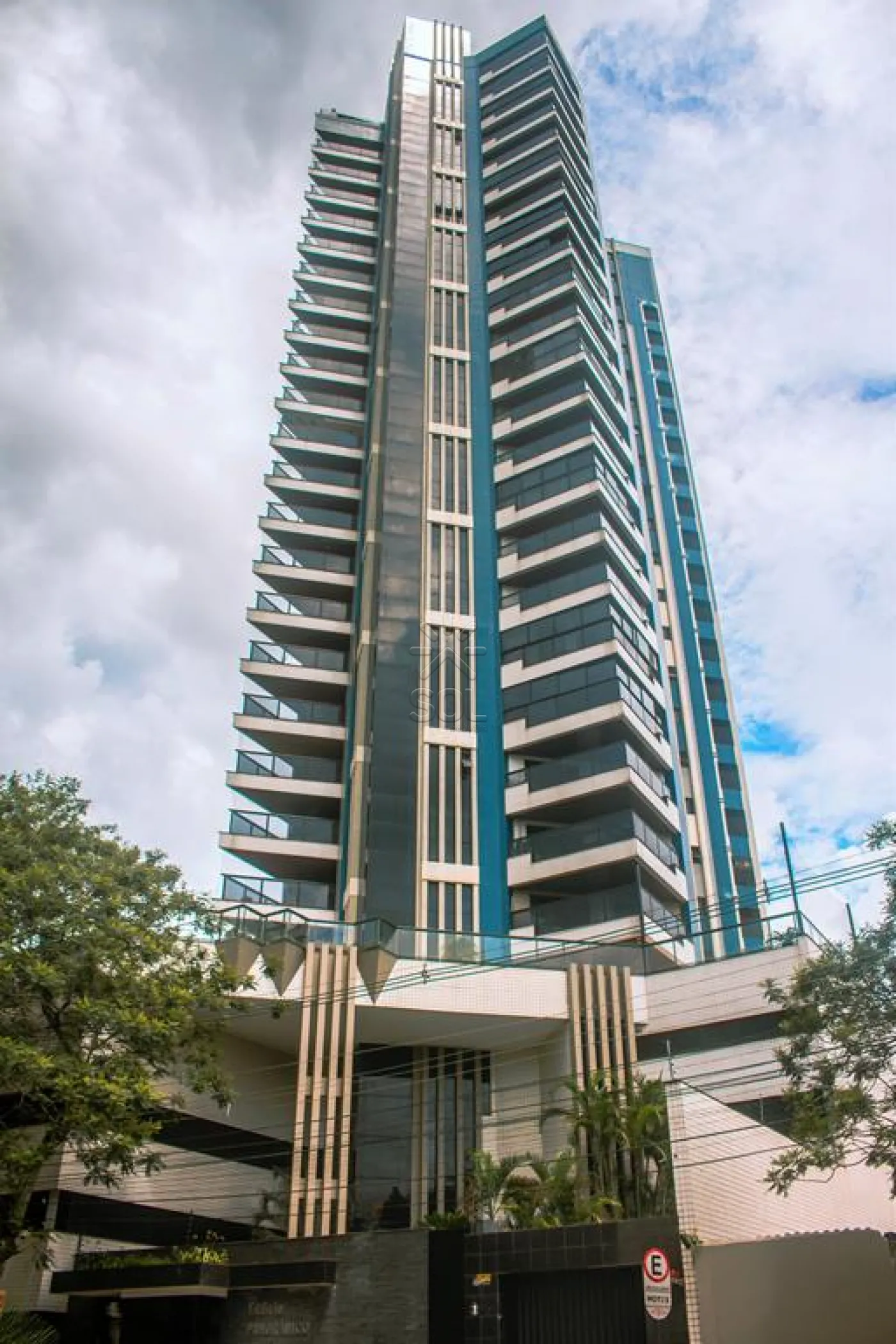 Viva com exclusividade e luxo no Centro de Foz do Iguaçu: Apartamento mobiliado para aluguel no Edifício Panorâmico.