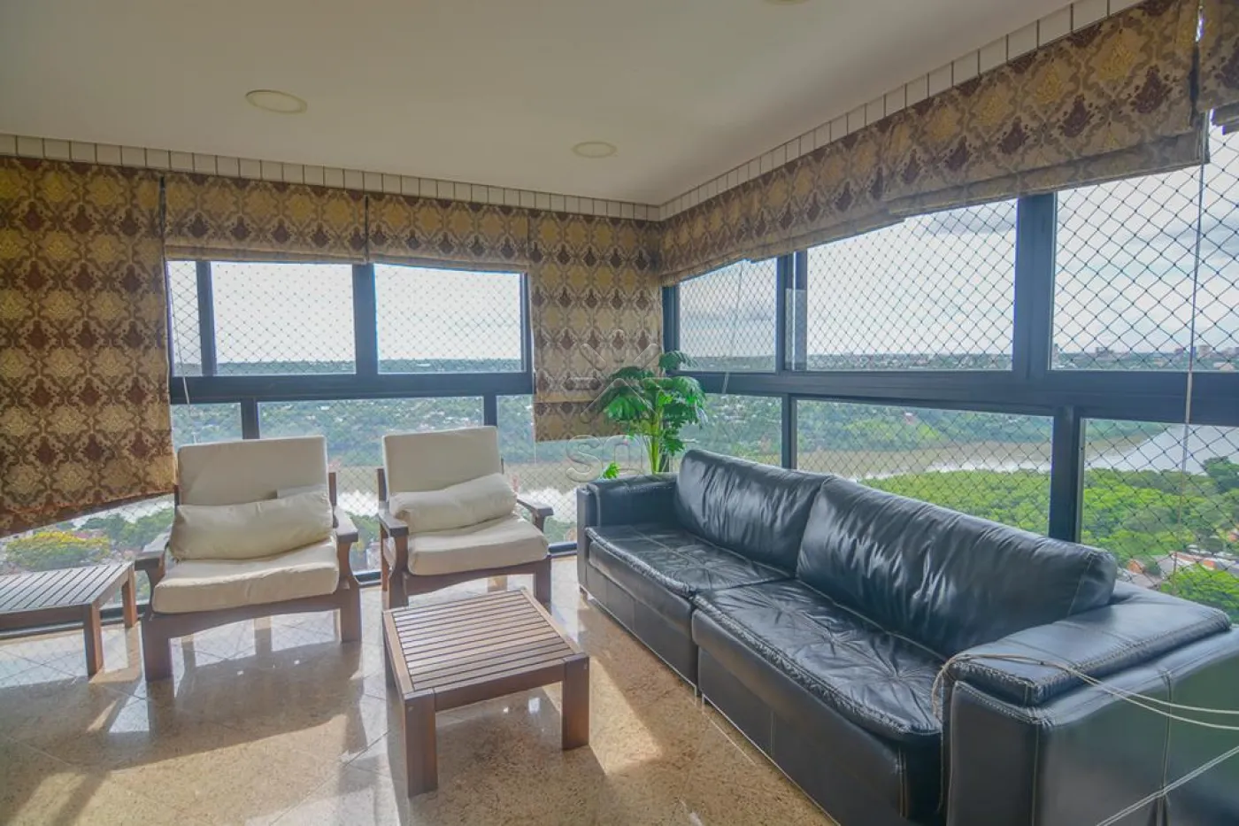 Viva com exclusividade e luxo no Centro de Foz do Iguaçu: Apartamento mobiliado para aluguel no Edifício Panorâmico.