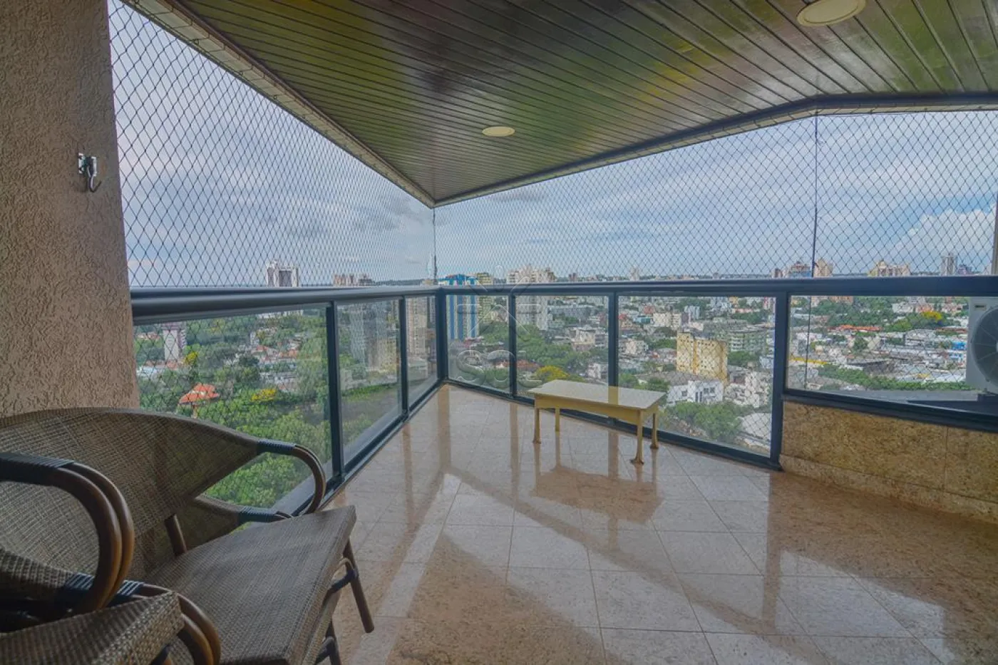 Viva com exclusividade e luxo no Centro de Foz do Iguaçu: Apartamento mobiliado para aluguel no Edifício Panorâmico.